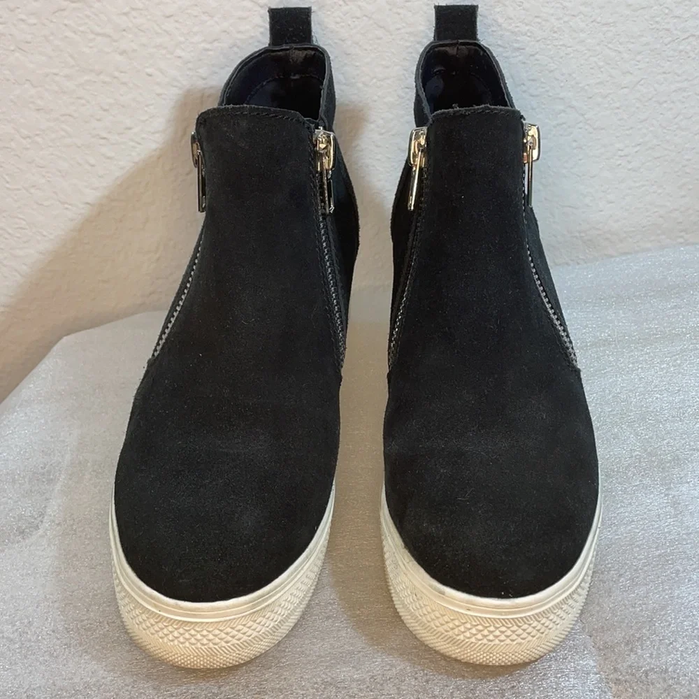 Steve Madden Wedgie Black Suede Ankle Boots 9.5 Hidden Wedge